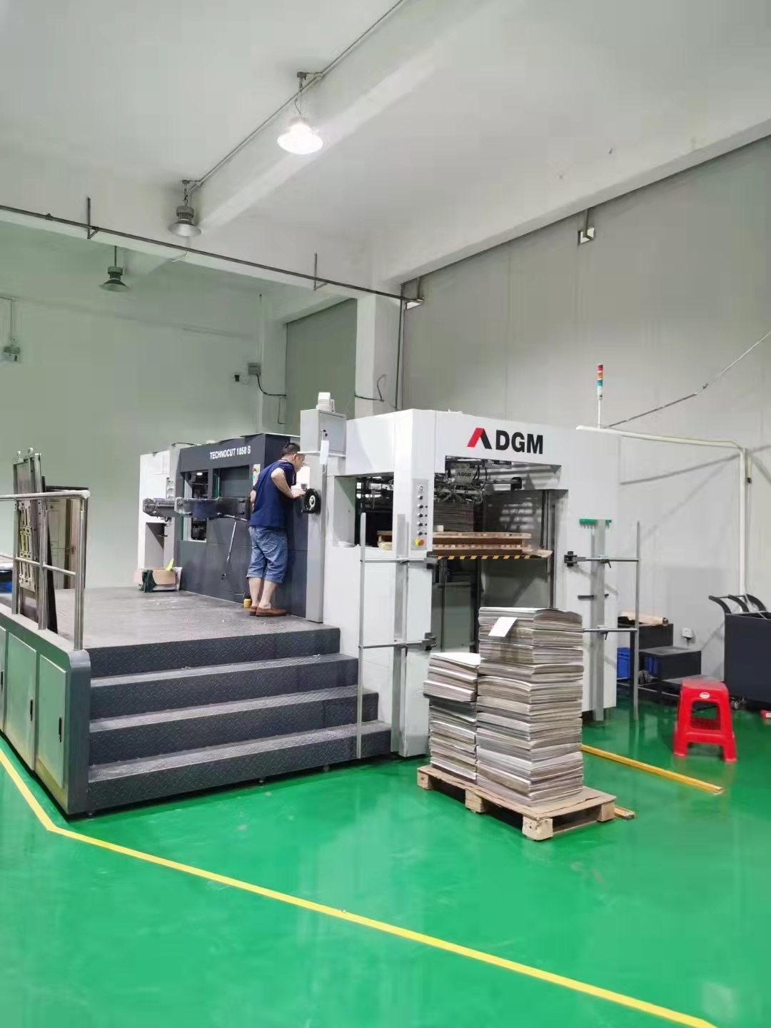 做(zuo)一本惠州畫冊(cè)印刷如何與設(shè)計公司相同呢(ne)？